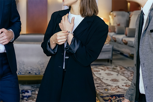 同窓会の服装はセミフォーマル?服装選びのポイントや男女別のコーデ例を紹介