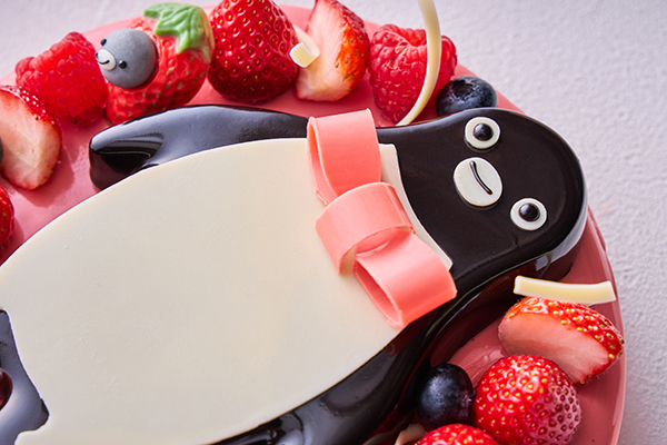 ピンクのリボンでおしゃれをしたSuicaのペンギン