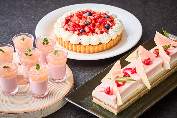 （左）福島県産桃のヴェリーヌ、（中央）福島県産苺のタルト（右）＜ディナー限定＞「会津の雪」使用・苺とヨーグルトのガトー