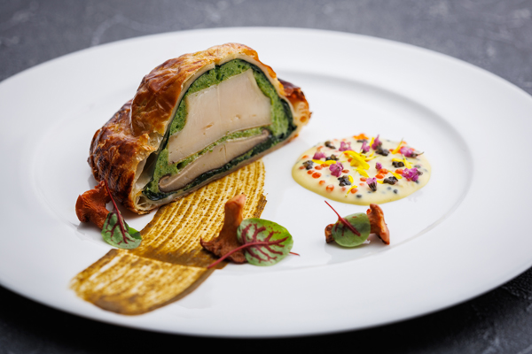 鮑のパイ包み焼き　キャビアソース