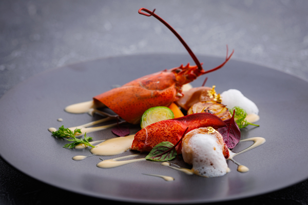 オマール海老のポシェ　甲殻のソース　バニラ風味