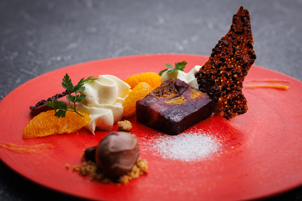 レアチーズムースとテリーヌ　グリオットチェリーソース