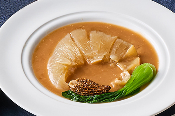 インカのめざめ入りふかひれ姿煮　アミガサ茸添え