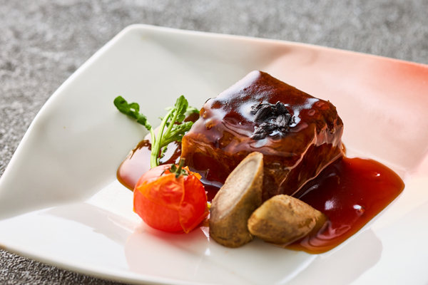 牛頬肉と玉こんにゃくの煮込み　黒にんにく黒酢ソース