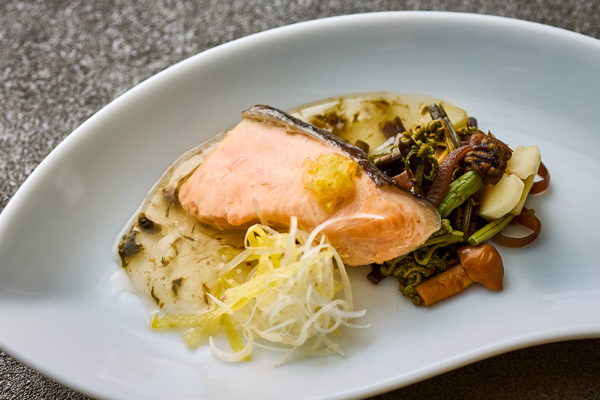 サーモン蒸し物　ふき味噌ソース