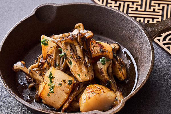 福井県産九頭竜まいたけ　帆立貝のガーリックバターソテー