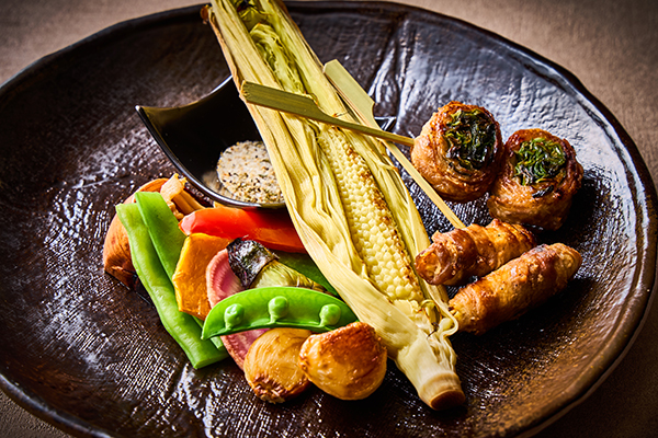 ヤングコーンの炭火焼き　オリーブ豚バラ肉の新生姜巻き